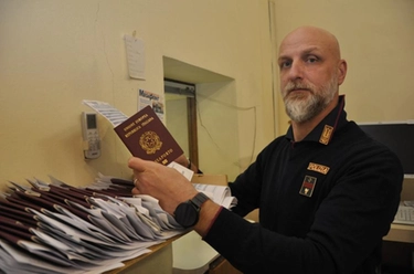 Caos passaporti, a Bologna l’eccezione virtuosa: mille consegne a settimana
