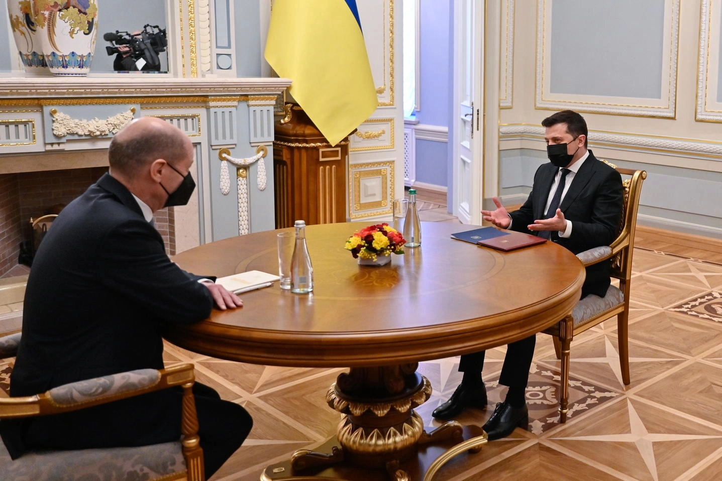 Il cancelliere Scholz a colloquio col presidente ucraino Zelensky  (Ansa)