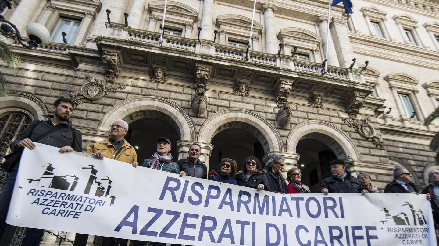 Una recente manifestazione dei ‘Risparmiatori Azzerati’ davanti alla sede della Banca d’Italia