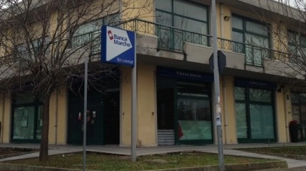 La filiale Banca Marche di via Ginocchi