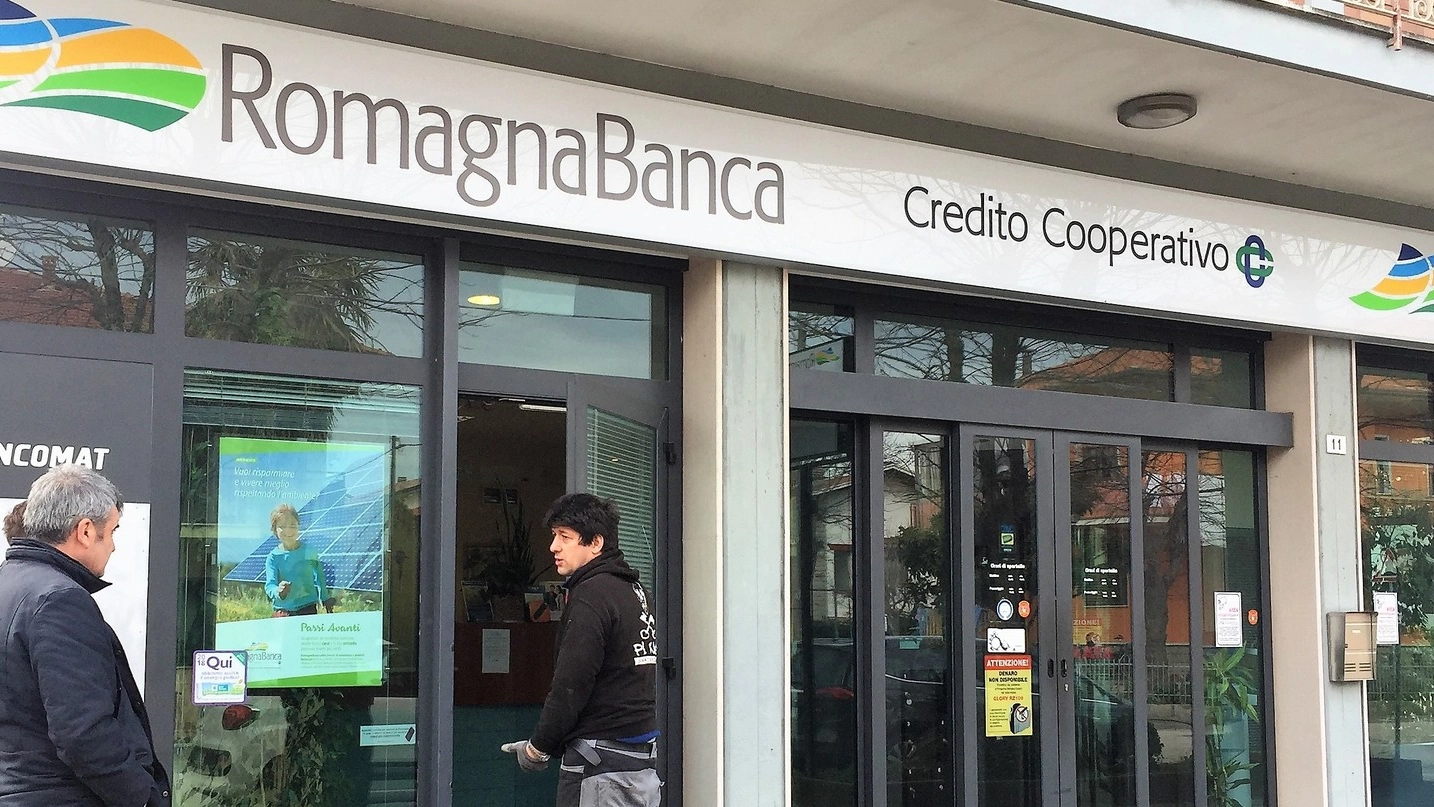La filiale di Romagna Banca colpita dai ladri