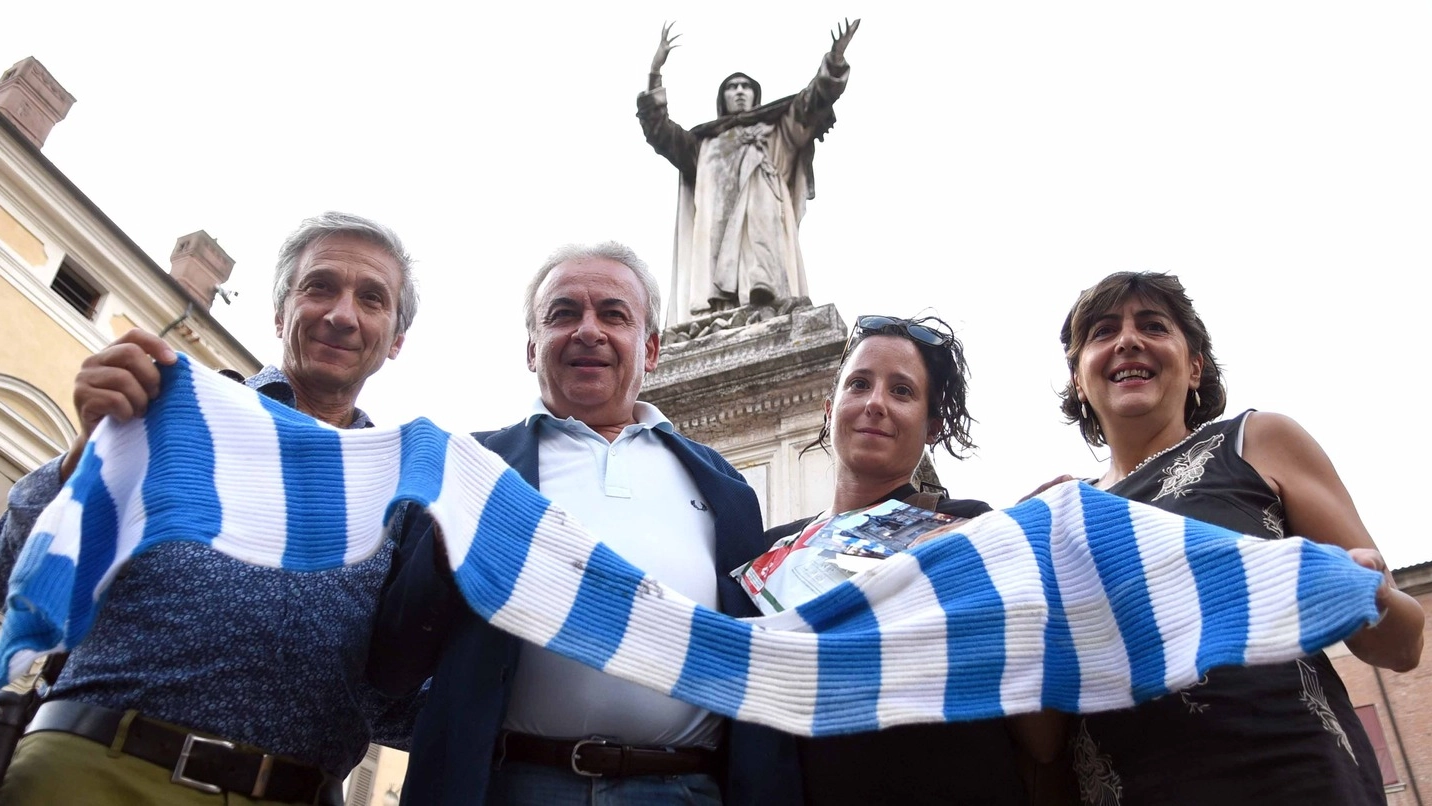 CASO RISOLTO Il presidente Mattioli posa sotto la statua del Savonarola con gli organizzatori del Buskers Festival