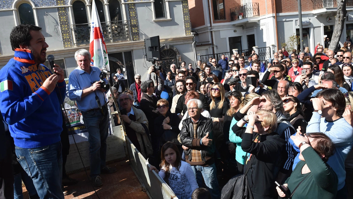 Piazza blindata per l’arrivo del leader leghista FOTO: selfie e applausi per il ciclone Salvini
