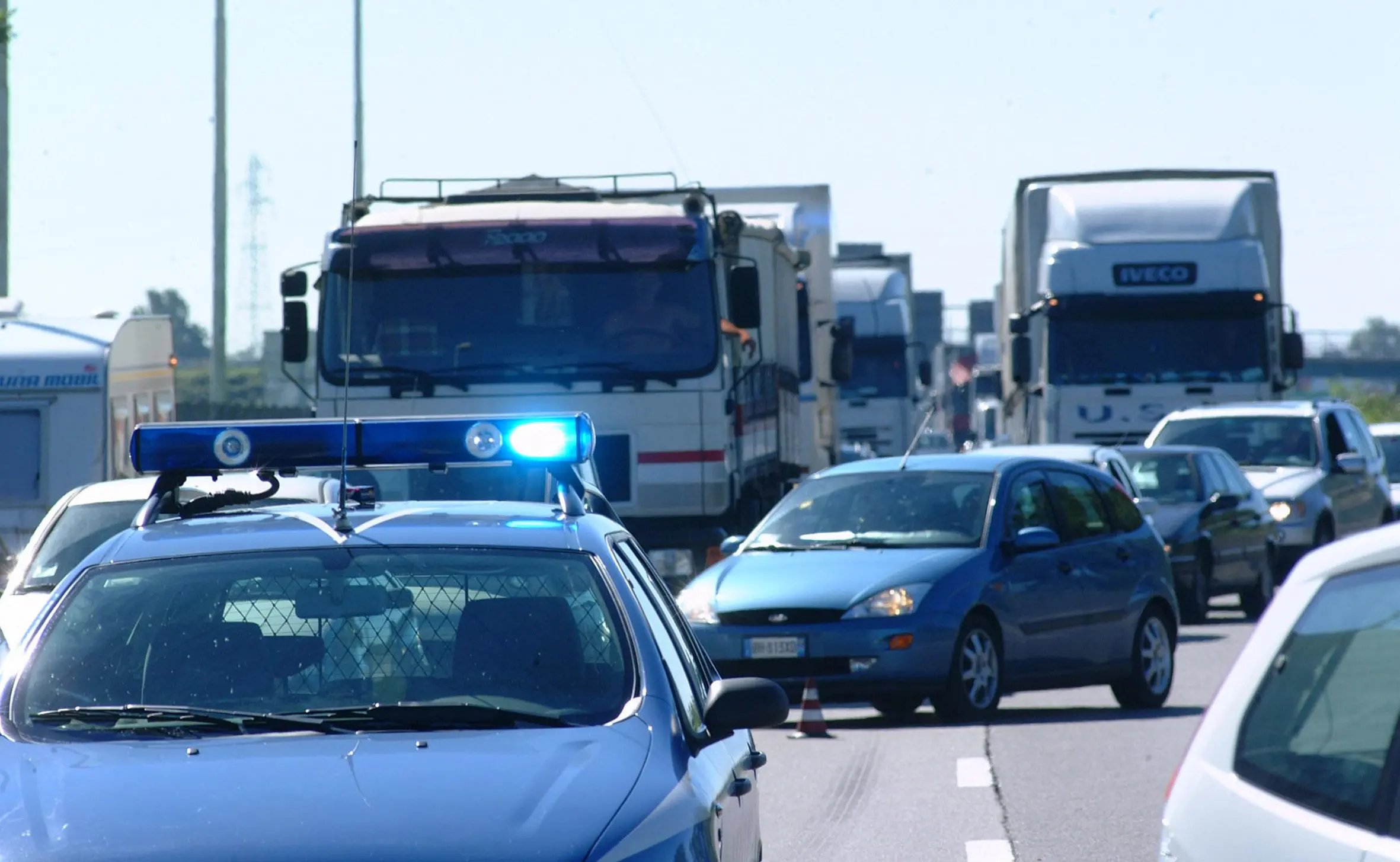 Incidente A1 oggi, scontro auto-furgone. Due feriti, uno grave