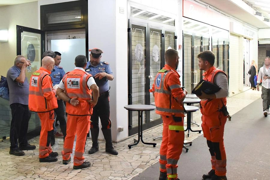 I rilievi dei carabinieri nella gelateria dopo l’incidente (foto Migliorini)