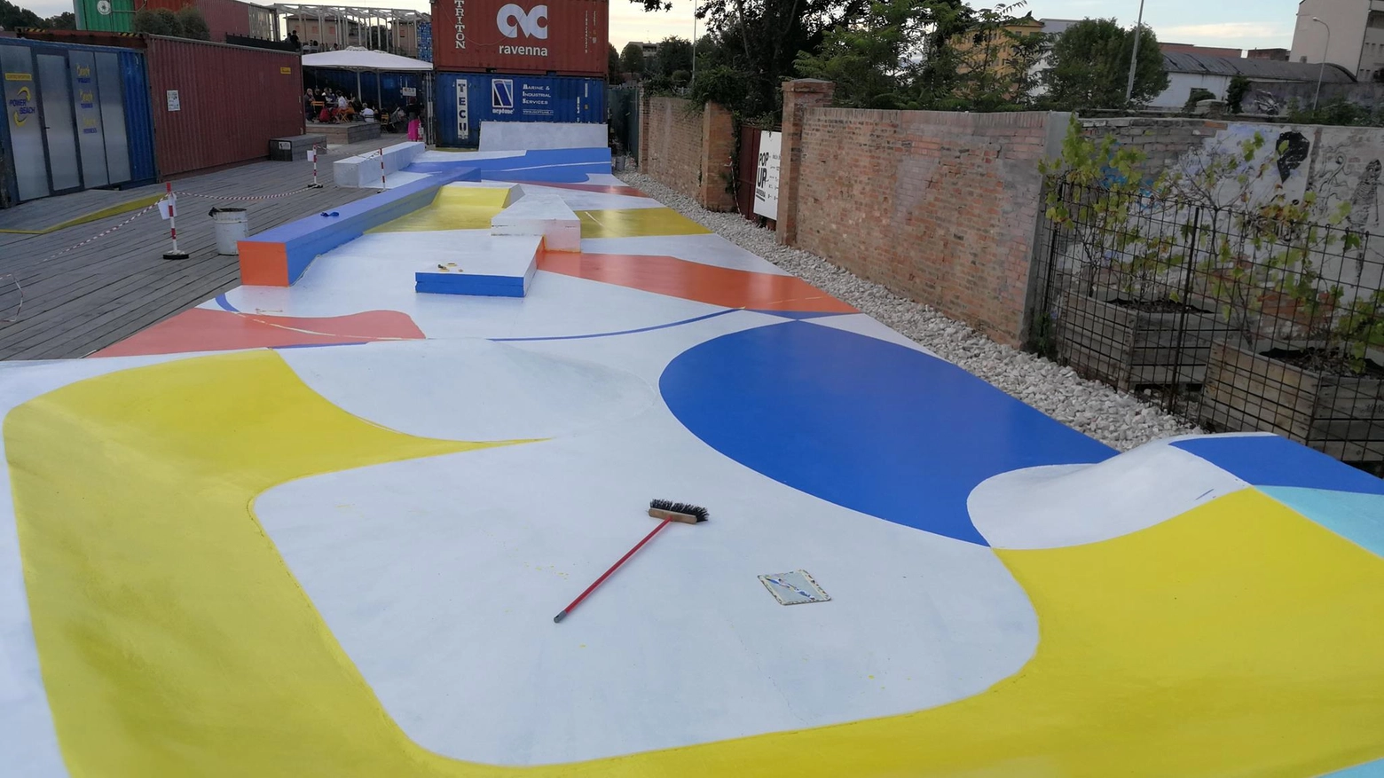 La superficie dello skatepark dipinto dal gruppo artistico Gue