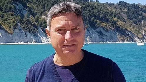 Stefano Tentoni, medico di base riccionese, e in alto la cabina dell’aereo