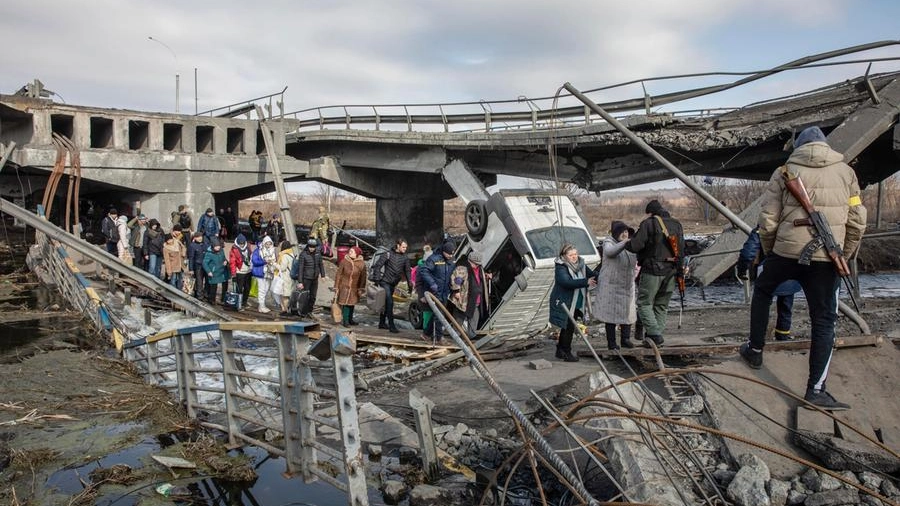 I residenti ucraini continuano a fuggire da Irpin, nella regione di Kiev