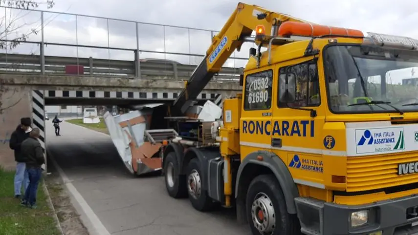 Incidente a Ferrara: furgone resta incastrato nel sottopasso di via Traversagno