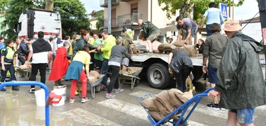 Sacchi di sabbia Forlì, migliaia per salvare le case: "Ma non bastavano per tutti"