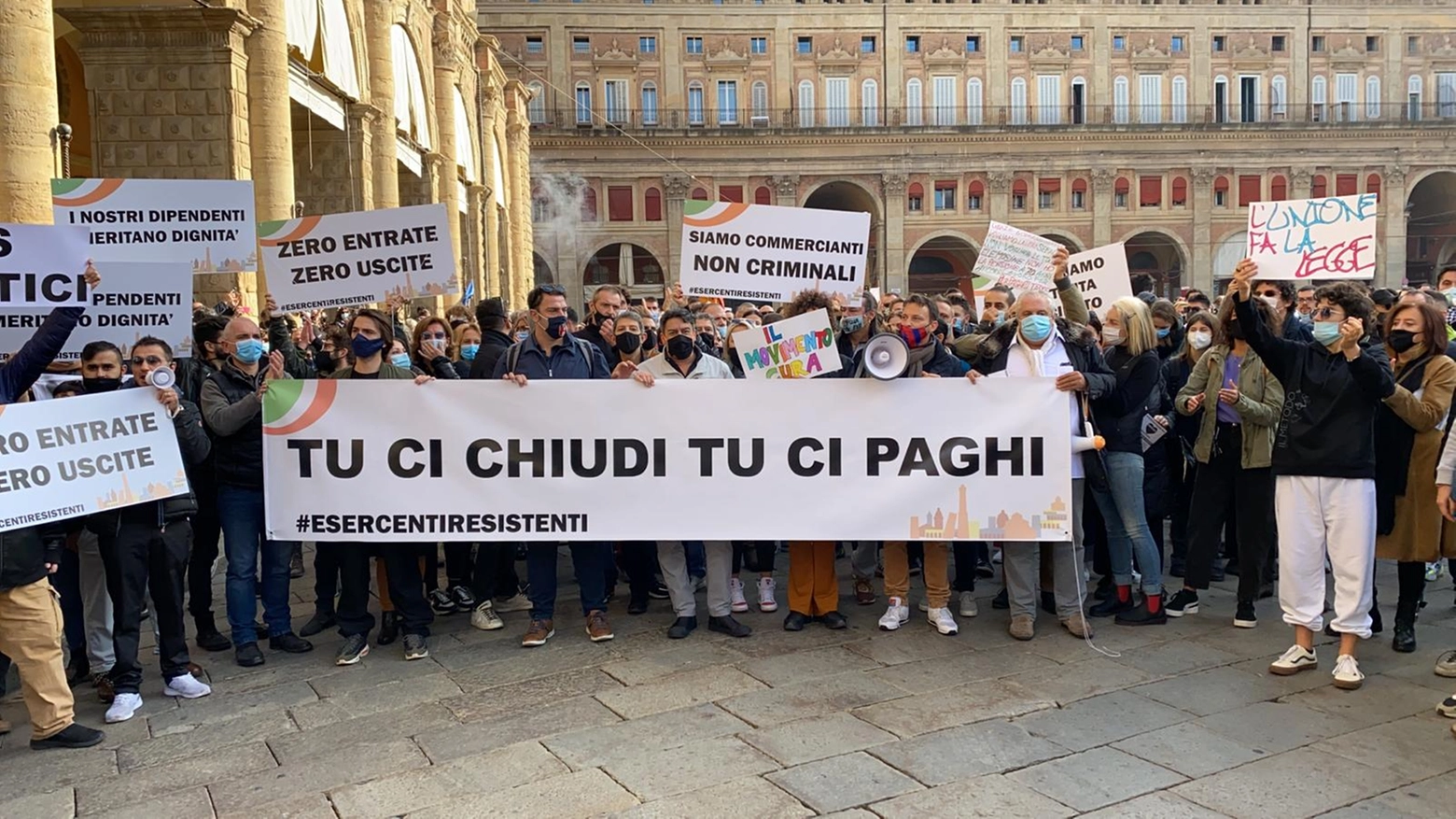 Bologna, la manifestazione contro il Dpcm in piazza Maggiore 