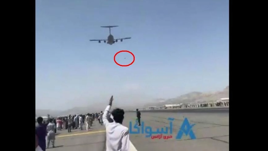 Un fermo immagine del video choc: un uomo precipita da un aereo in decollo