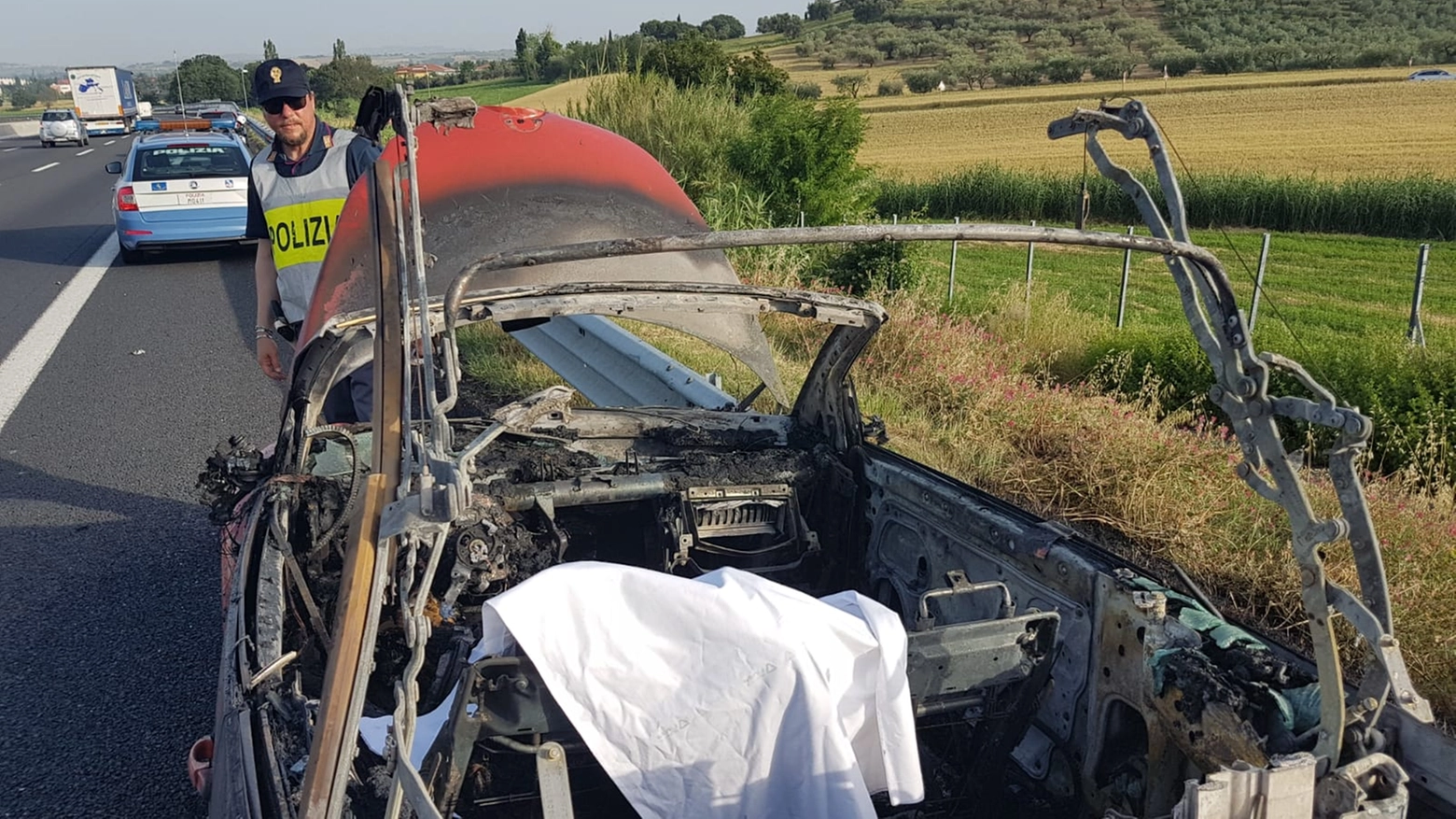 Incendio in A14 all'altezza di Misano, un'auto ha preso fuoco e il conducente è morto