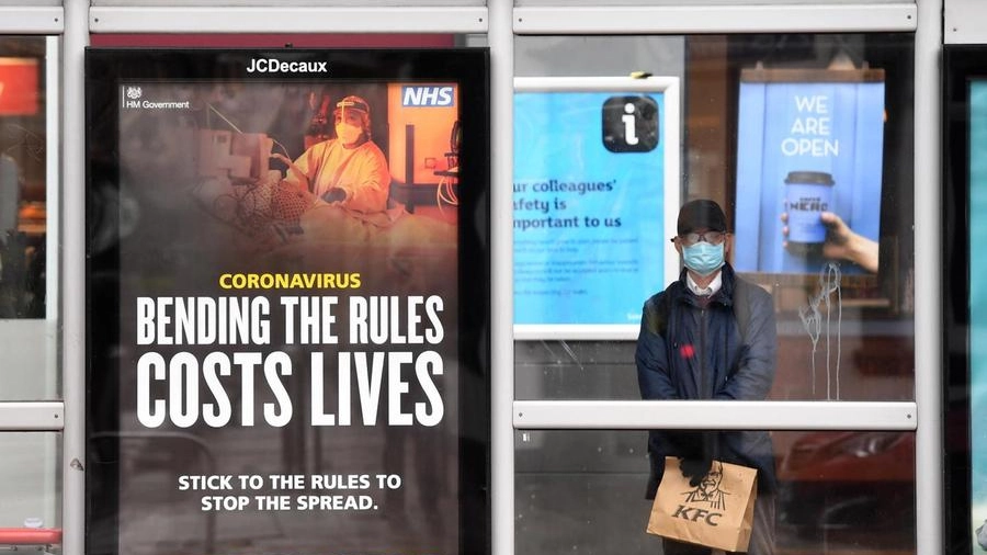Un cartellone dell'Nhs (il servizio sanitario nazionale) a Londra