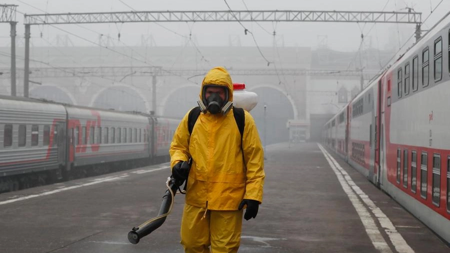 Russia, un operatore sanifica una stazione ferroviaria