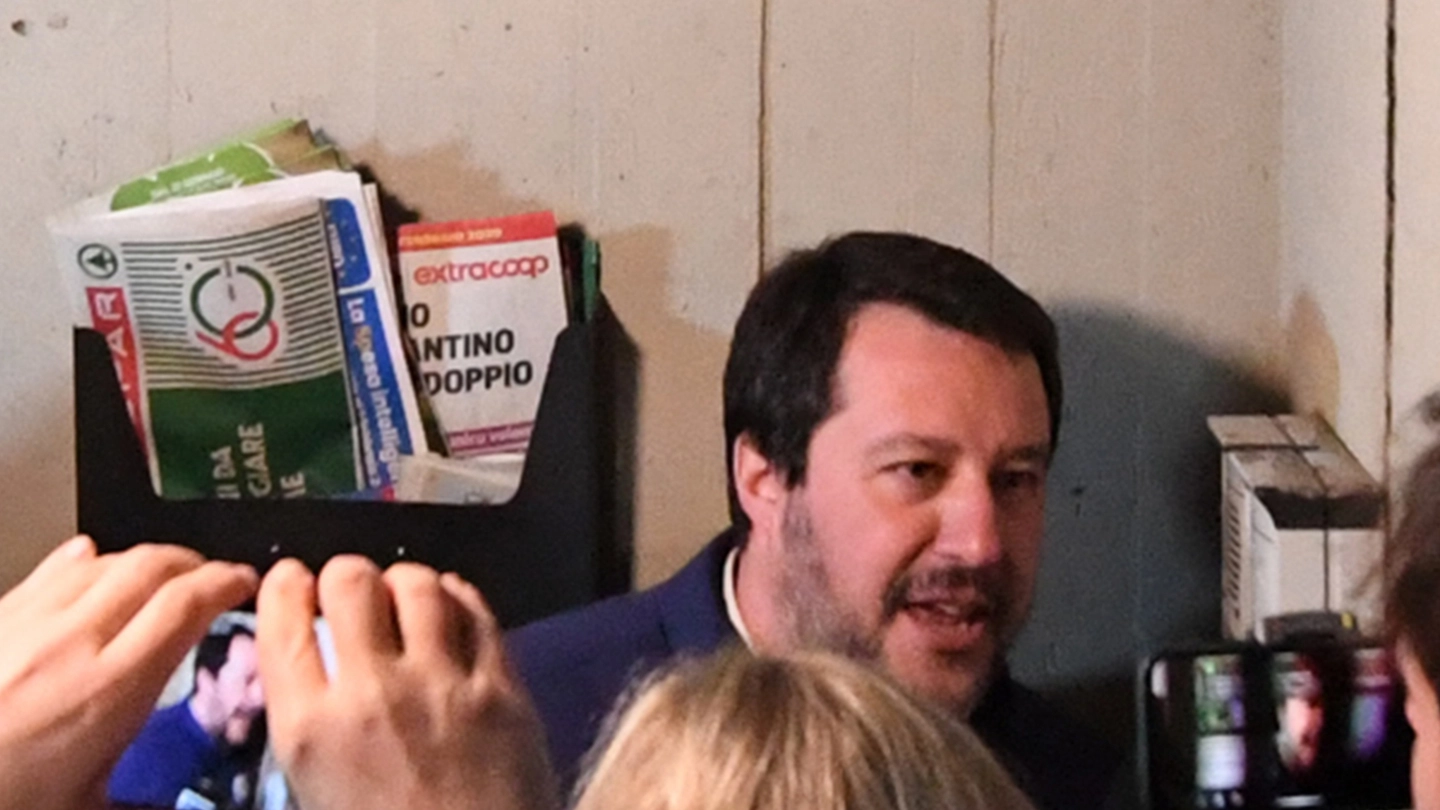 Matteo Salvini mentre citofona al Pilastro
