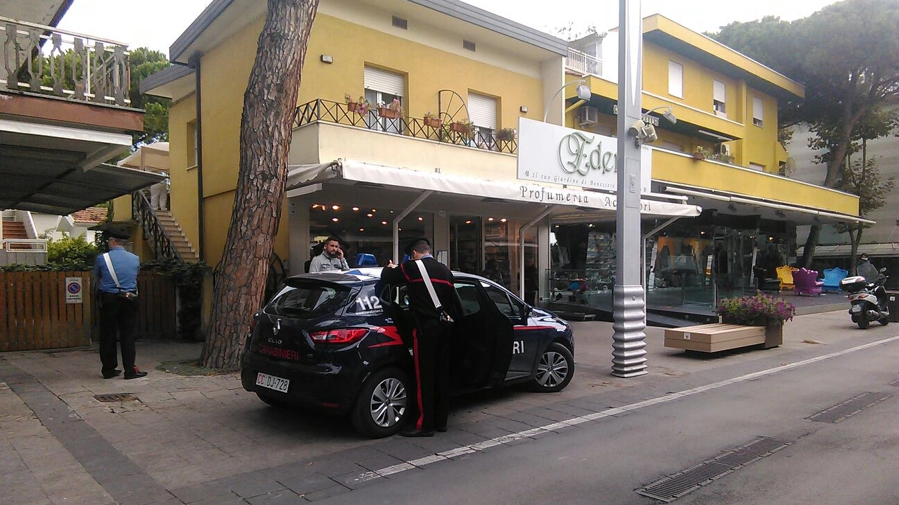 Carabinieri al lavoro sul luogo del delitto in viale Dante (foto Migliorini)