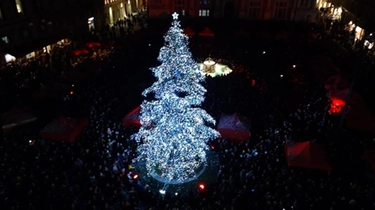 Natale a Pesaro, in tremila all'accensione delle luminarie: esplode la festa