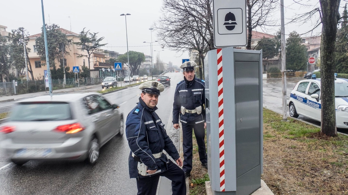 Due agenti della polizia municipale davanti all’autovelox di viale Settembrini, a sinistra invece quello posizionato  in  via Euterpe