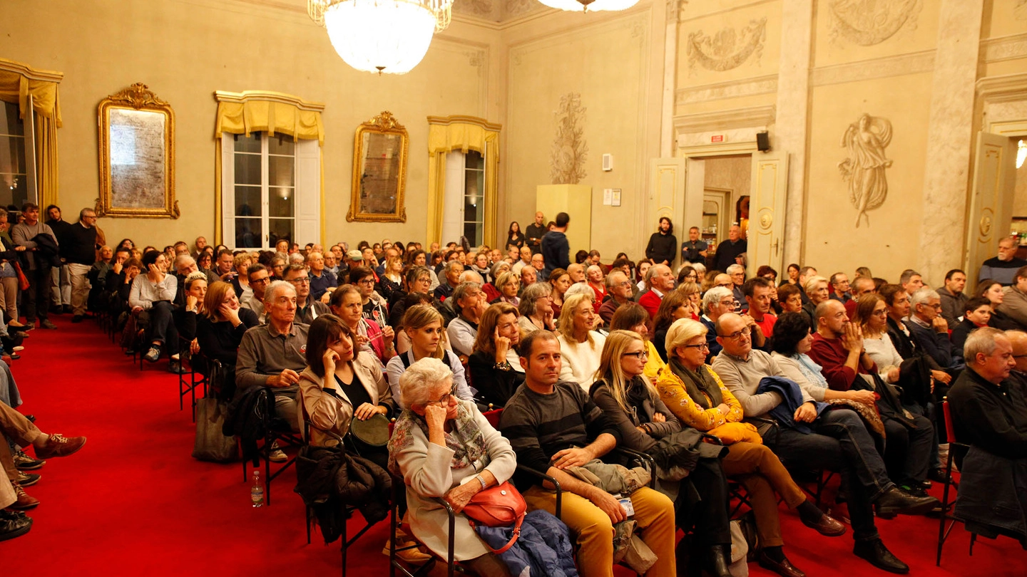 La folla alla sala Corelli in attesa di valerio Massimo Manfredi (Corelli)