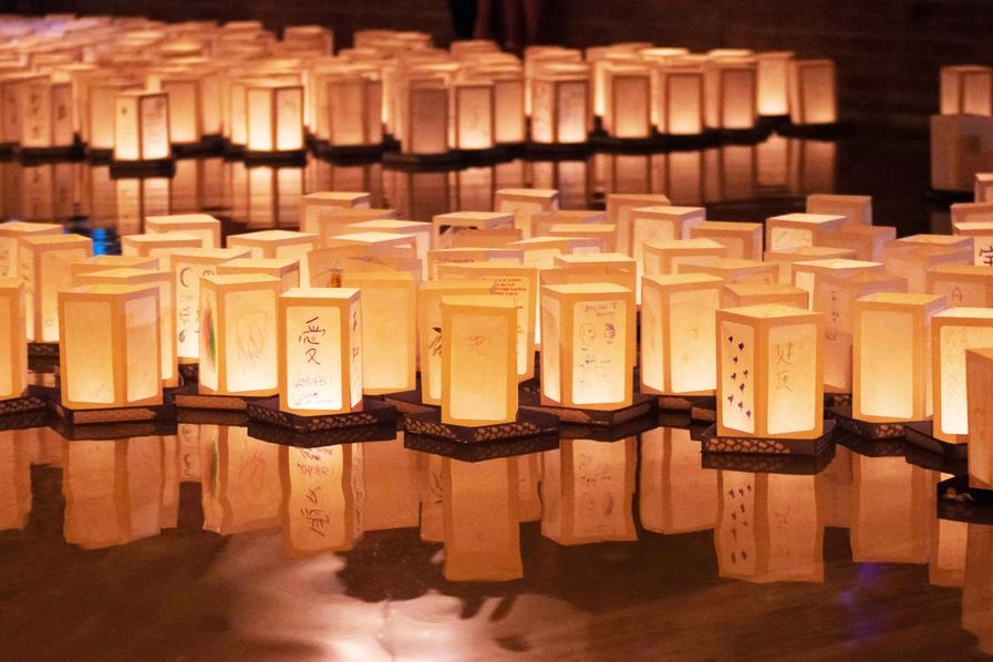 Le scenografiche lanterne giapponesi sul pelo dell'acqua (Foto Dire)