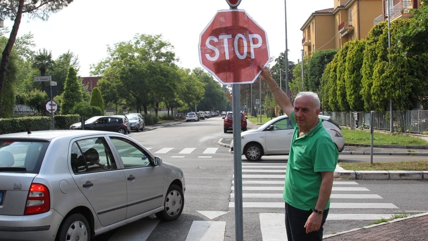Imola, stop 'fai da te' in via Casoni (Foto Isolapress)