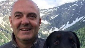 Massimiliano Tona con il suo cane in montagna