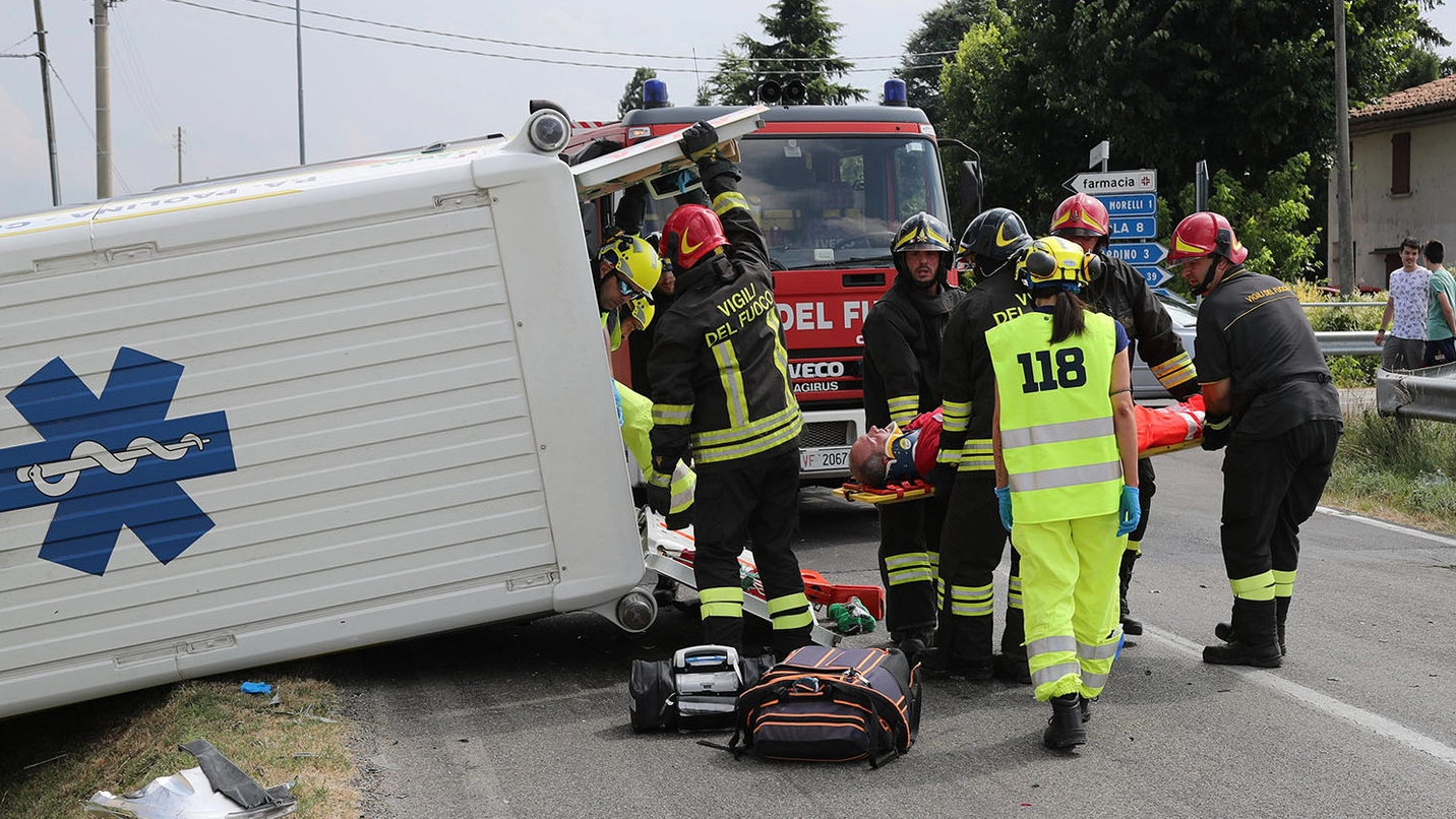 I soccorsi sul luogo dell’incidente tra le vie Correcchio e Nuova a Sasso Morelli