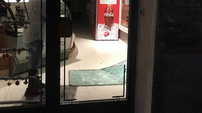 La vetrata del Bar Mario sfondata dai ladri