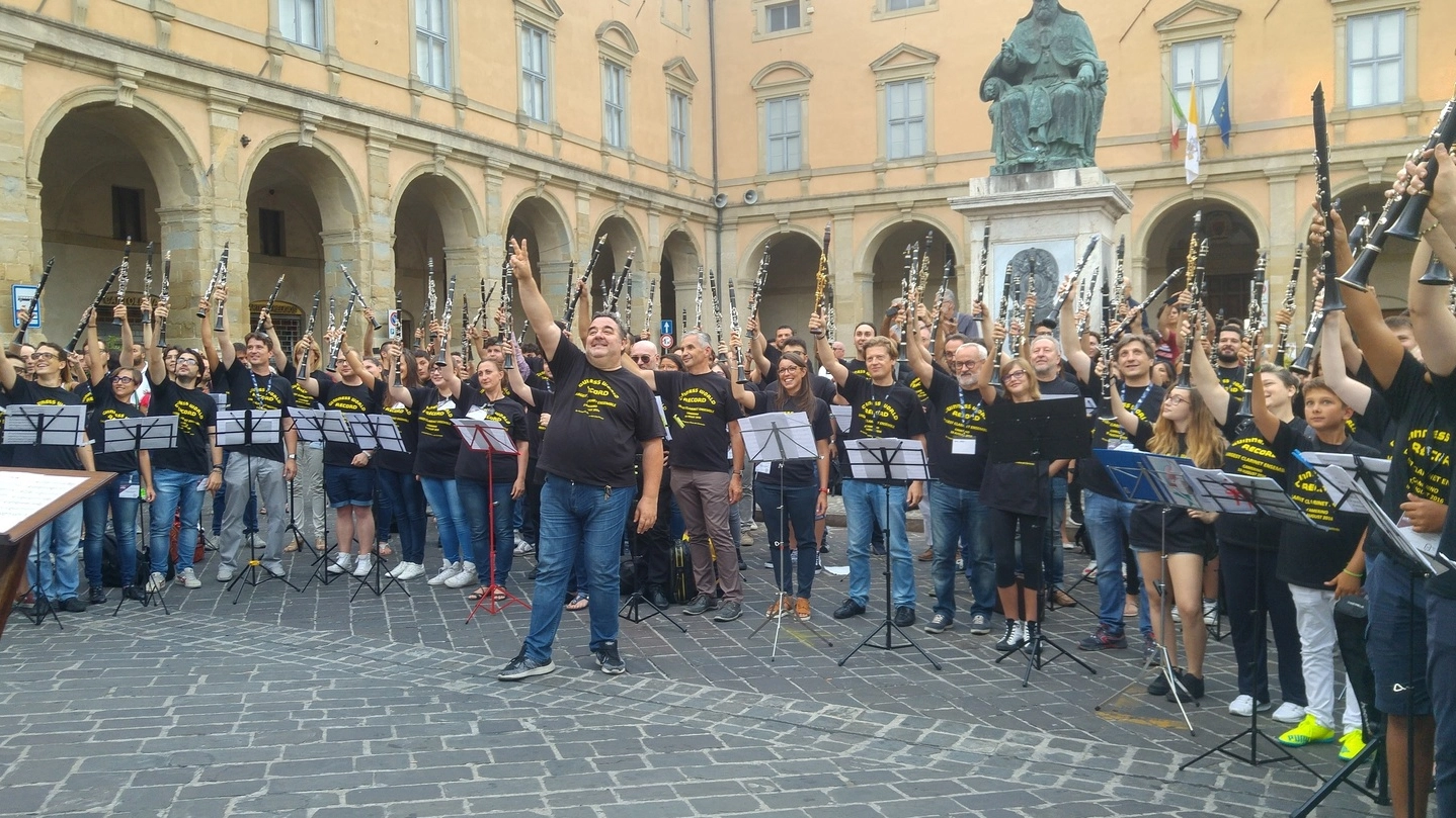 250 clarinettisti da tutto il mondo in piazza Cavour (foto Conforti)