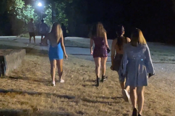 Un gruppo di ragazzine dopo l’uscita dalla discoteca