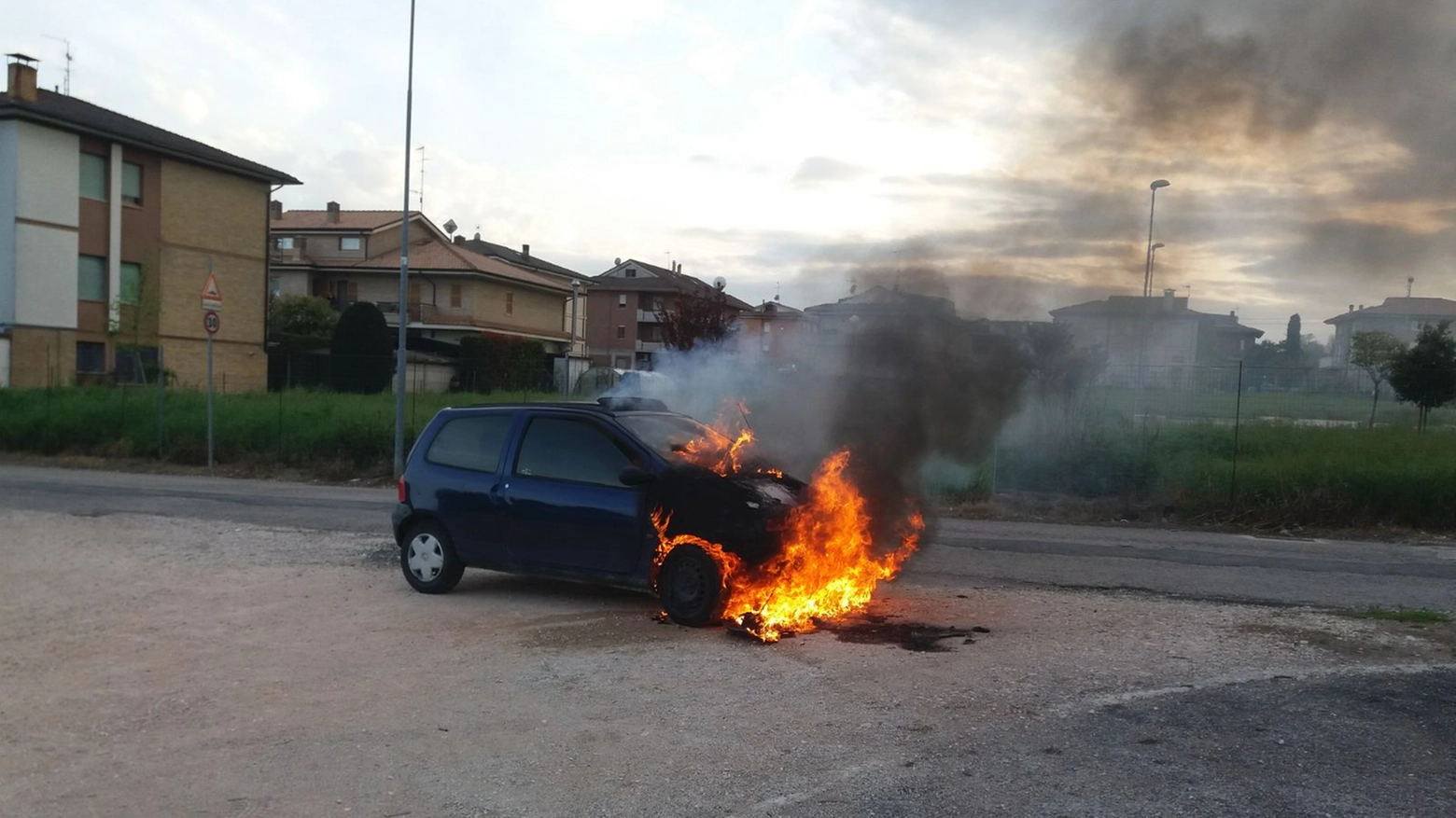 L'auto a fuoco (foto Zeppilli)