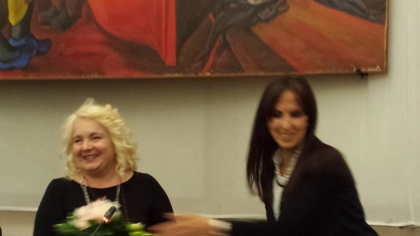 Rosetta Fulvi riceve un mazzo di fiori dal vice presidente Barbara Brunori
