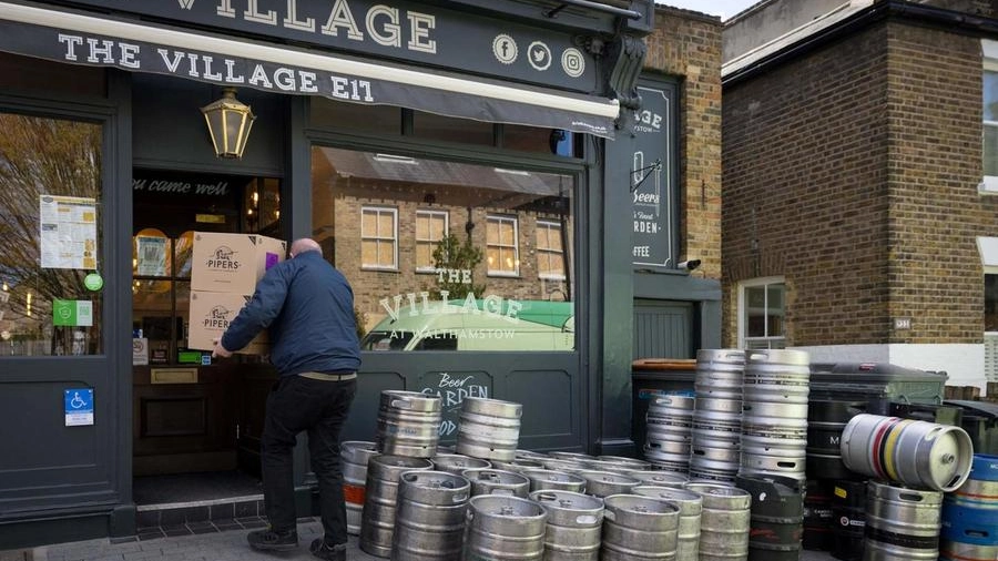 I pub fanno scorta di birra in vista della riapertura di lunedì 12 aprile (Ansa)