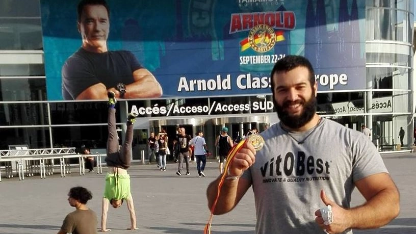 Raffaele con il poster del suo idolo Arnold Schwarzenegger