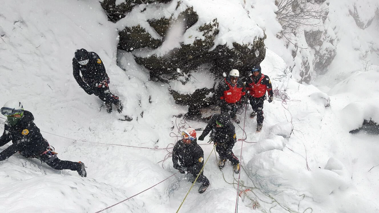 Esercitazione su una cascata di ghiaccio per il Soccorso Alpino del Cimone