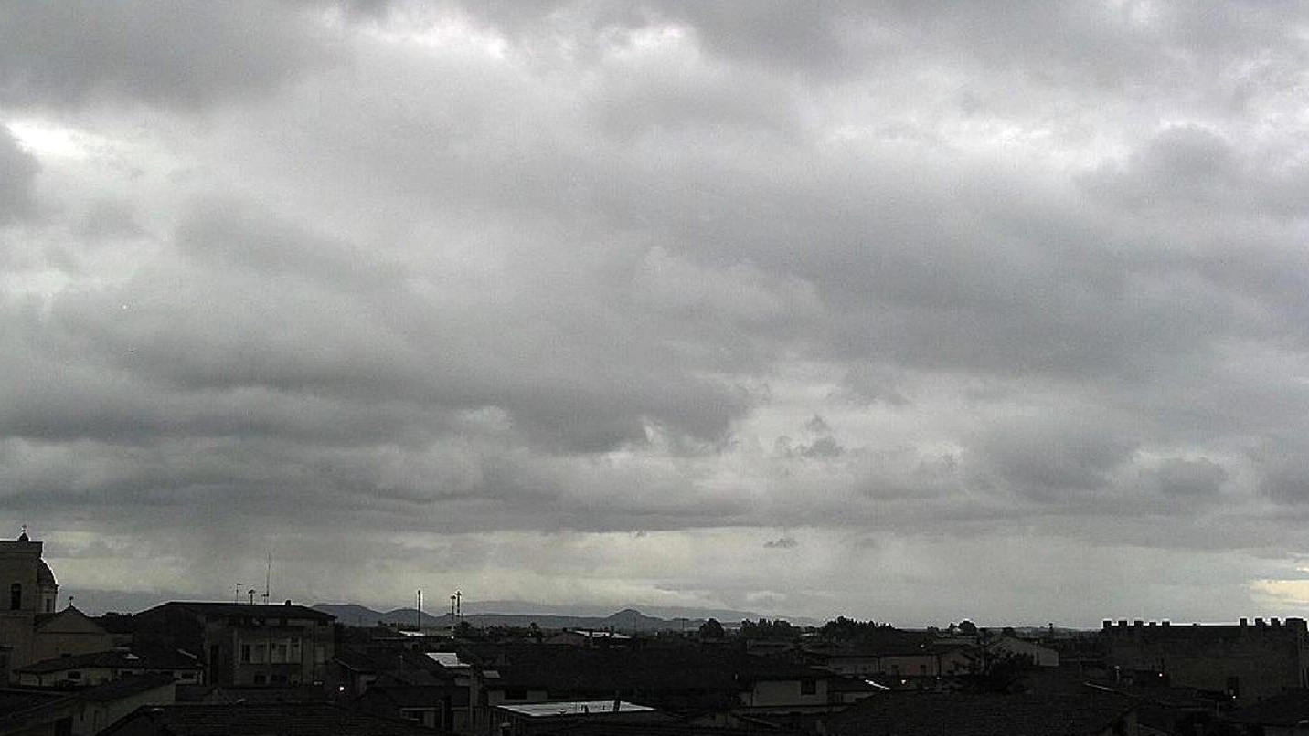 Nuvole nere che annunciano temporale in arrivo (foto Ansa)