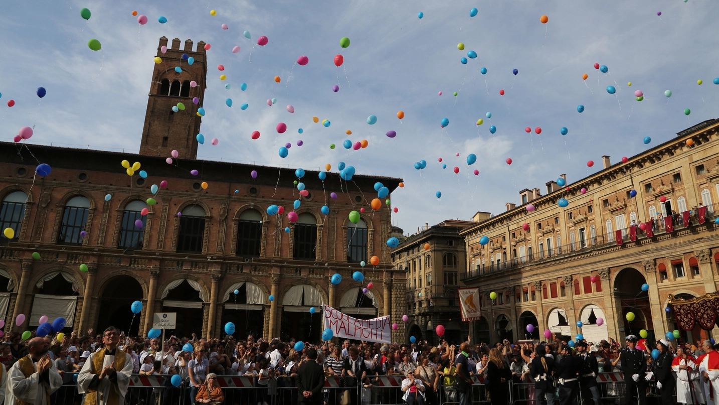 I palloncini lasciati volare in aria dai bambini in piazza Maggiore (Fotoschicchi)