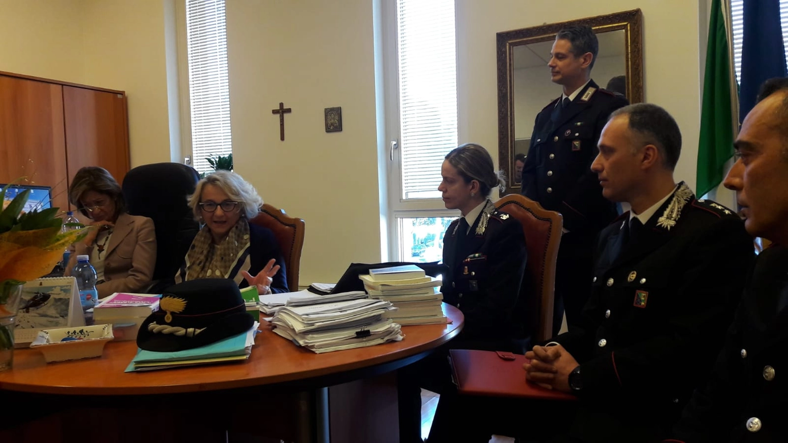 In conferenza stampa da sinistra la procuratrice Tedeschini, il pm Fucci e i carabinieri