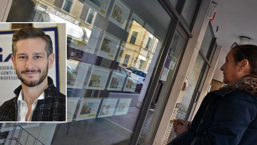 La vetrina di un’agenzia immobiliare, a sinistra Tommaso Andreani, presidente Fiaip