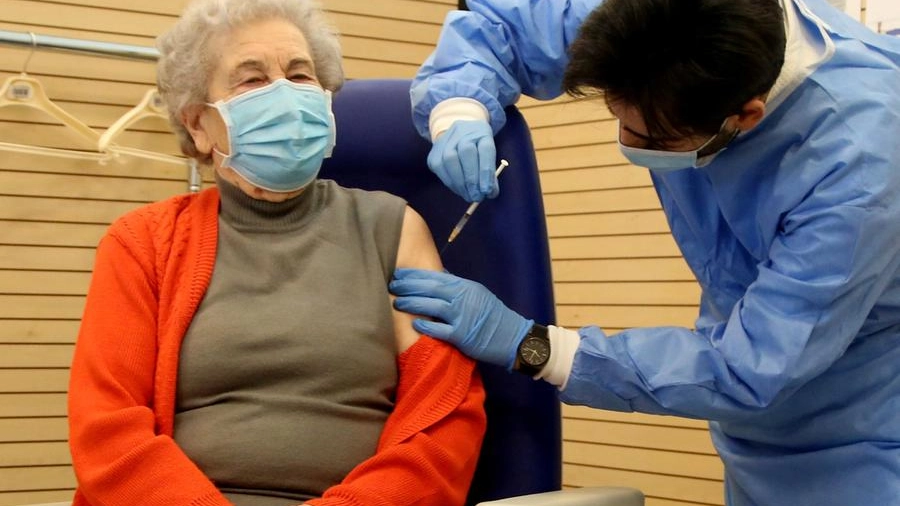 Un’anziana mentre effettua la vaccinazione, ma molti non lo hanno fatto
