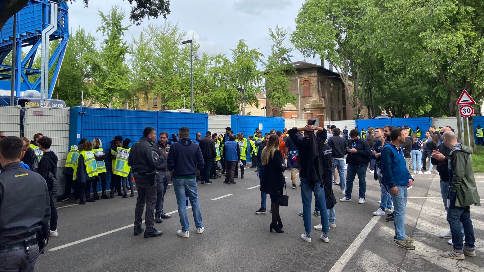 Ultras del Parma assaltano i pullman dei tifosi del Venezia: quattro fermi