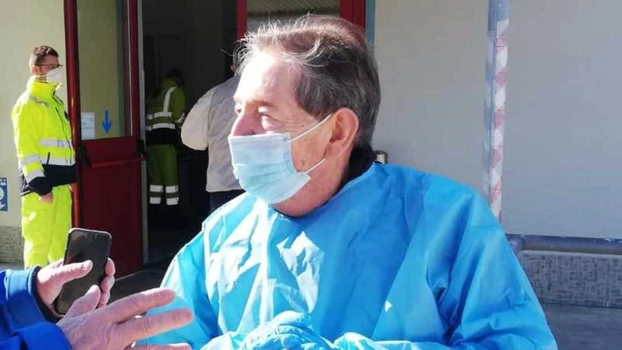 Il medico Sergio Costantini, 68 anni, al centro vaccinale di Falconara