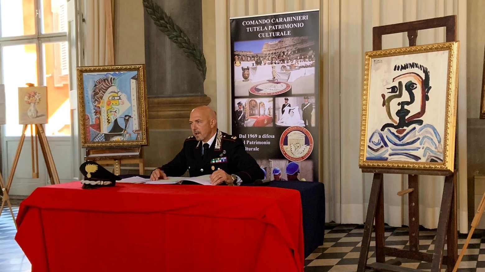 Il comandante del Nucleo tutela patrimonio culturale Giuseppe De Gori e i quadri falsi
