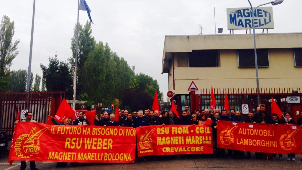 Una protesta sindacale davanti alla sede della Marelli