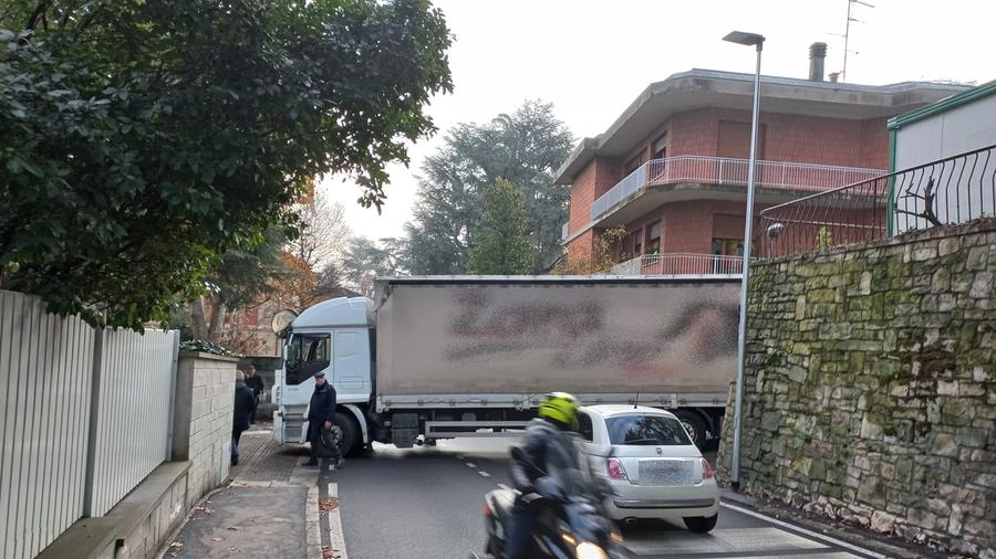 Il camion incastrato in via Putti