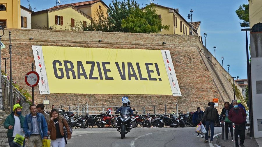 Valentino Rossi, lo striscione sulle mura di Tavullia 
