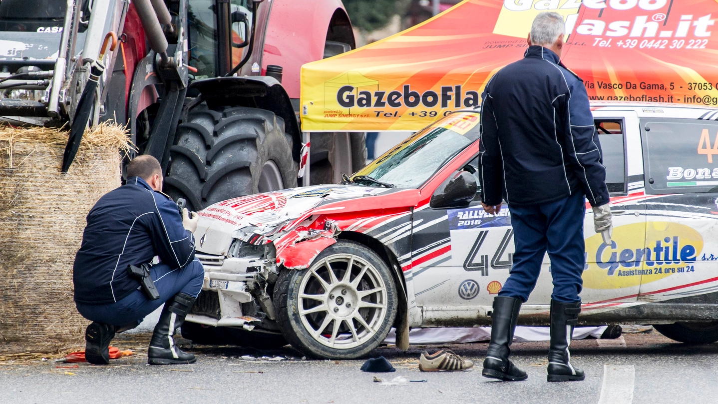L’auto finita sulla folla al Rally Legend di San Marino (foto Pruccoli)
