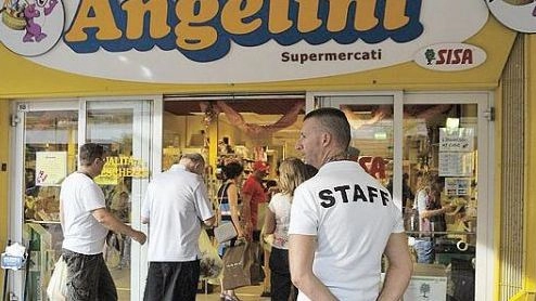 Il servizio di vigilanza fuori dal supermercato Angelini in viale Dante a Riccione