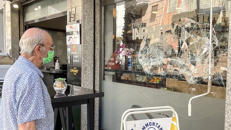 La vetrina danneggiata del bar Infinity, in corso Vittorio Emanuele (foto De Marco)